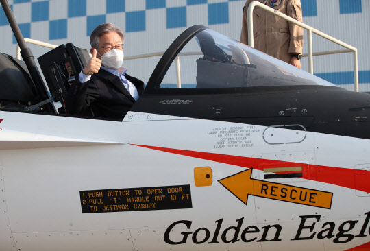 14일 이재명 더불어민주당 대선 후보가 '매타버스'(매주 타는 민생버스) 행보 사흘째 경남 사천시 한국항공우주산업(KAI) 활주로를 찾아 초음속 고등훈련기 T50에 탑승한 뒤 엄지를 들어 보이고 있다. 연합뉴스.